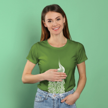 Lächelnde Frau hält sich den Bauch, auf dem eine anatomische Grafik vom Darm eingefügt ist.